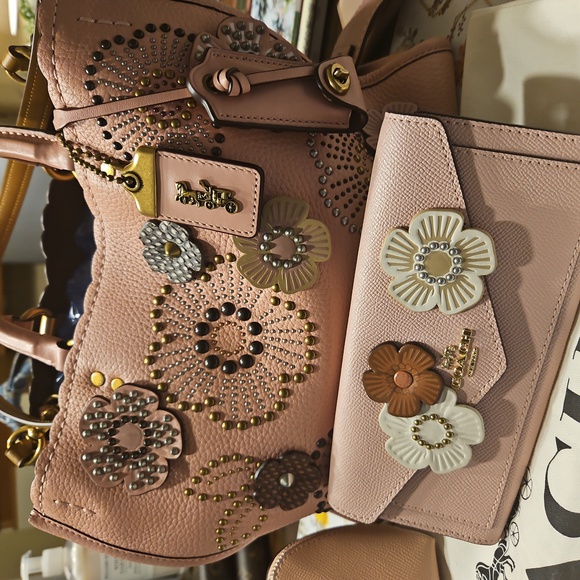 Coach Tea Rose Rogue Set - Picture 2 of 16